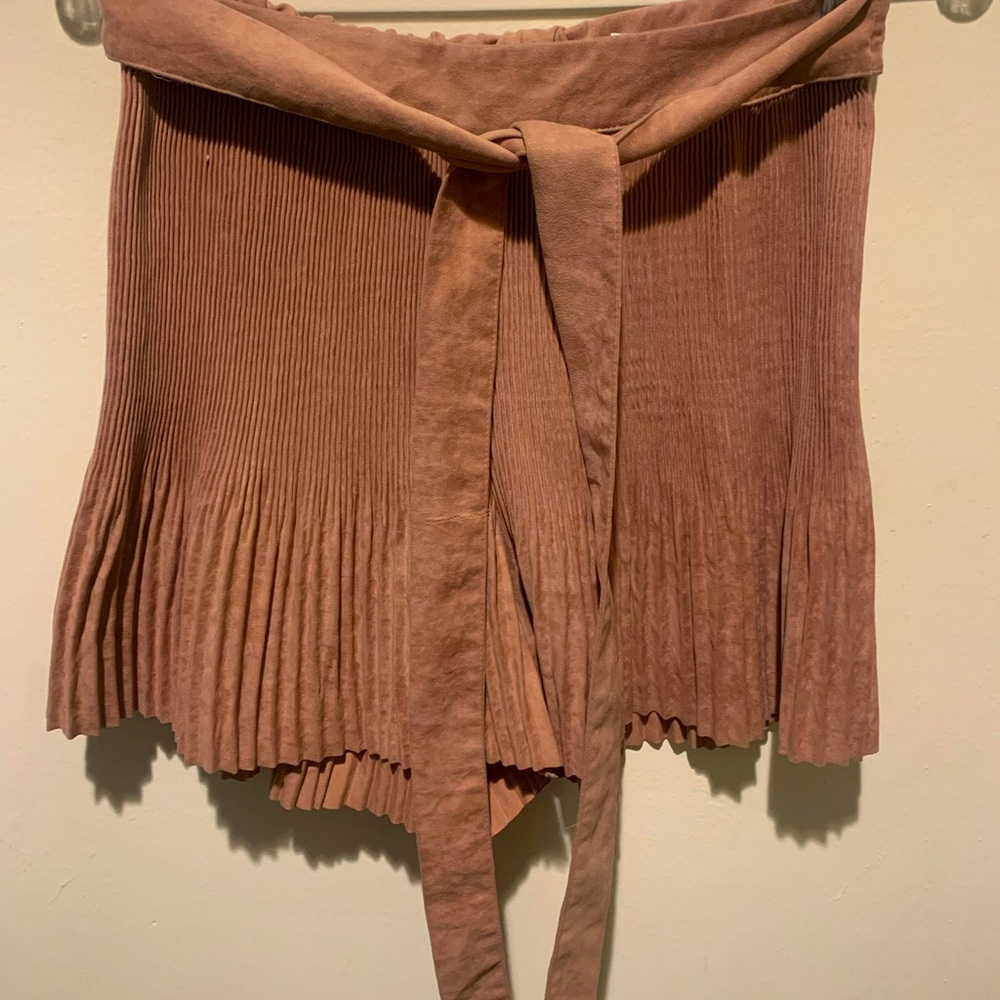 Suede pleated shorts